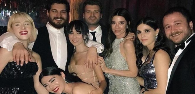 Çağatay Ulusoy ve Duygu Sarışın aynı karede