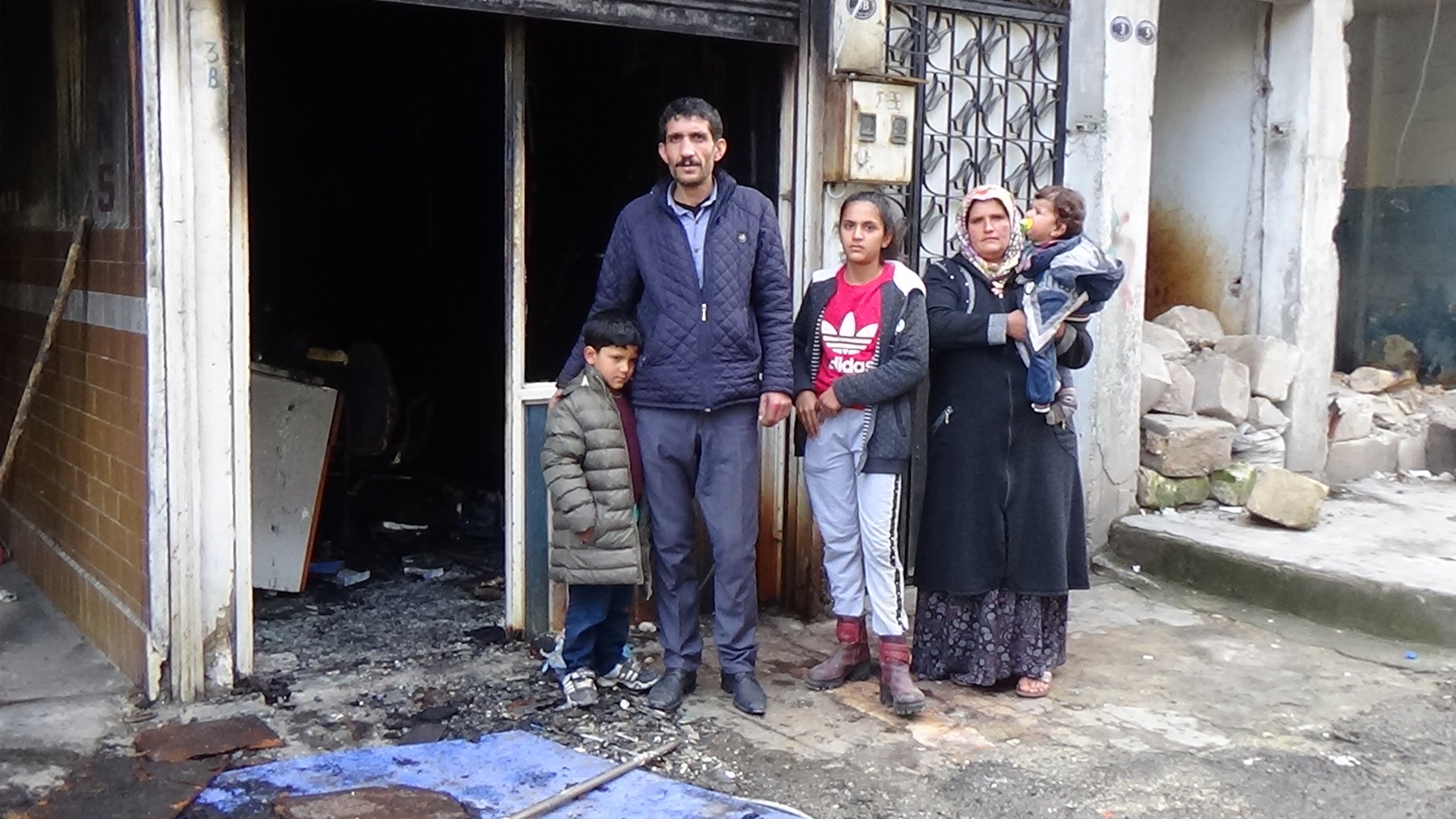 İŞ YERİ KÜL OLAN BERBER YARDIM BEKLİYOR