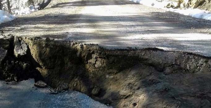 Feke'de yol çöktü, köyle irtibat kesildi