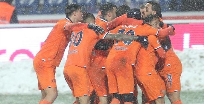 Lider Başakşehir 3 puanı 3 golle aldı