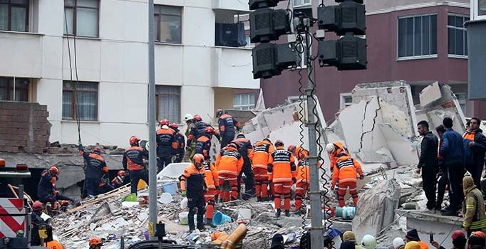 Kartal'dan üzücü haber: Enkaz başında kalp krizi geçirdi