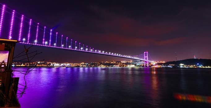 İstanbul'da köprüler epilepsiye dikkati çekmek için mora büründü