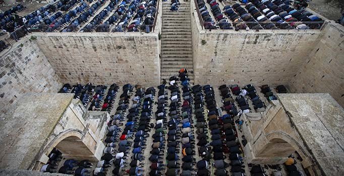 Filistinliler 16 yıl sonra Rahmet Kapısı'nda namaz kıldı