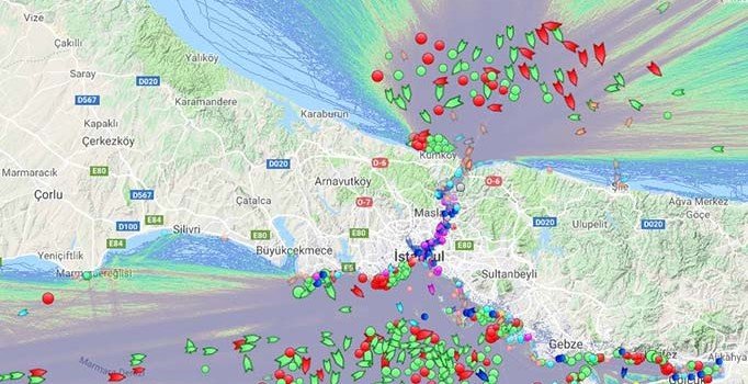 İstanbul Boğazı sis altında! Yüzlerce gemi geçiş için bekliyor