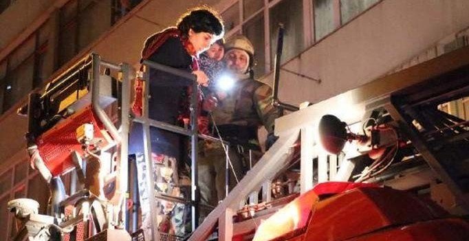 Beyoğlu'nda yangın: 6'sı çocuk 11 kişi kurtarıldı