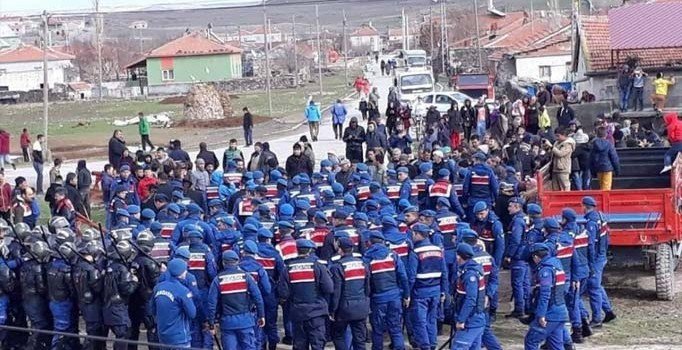 Köylüler yol kapattı, Jandarma etten duvar ördü