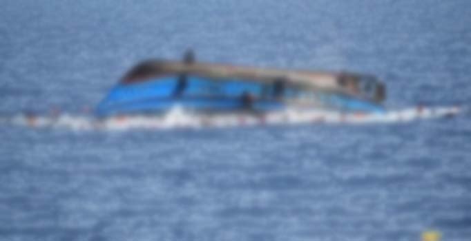Midilli yakınlarında göçmenleri taşıyan tekne alabora oldu