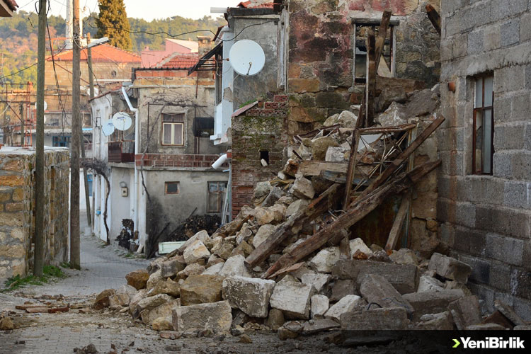 Çevre ve Şehircilik Bakanı Kurum: Ayvacık'ta 85 Konut Hasar Gördü