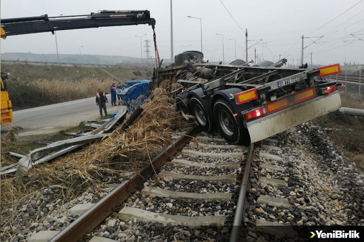 Sakarya'da Süt Tankeri Demiryoluna Devrildi