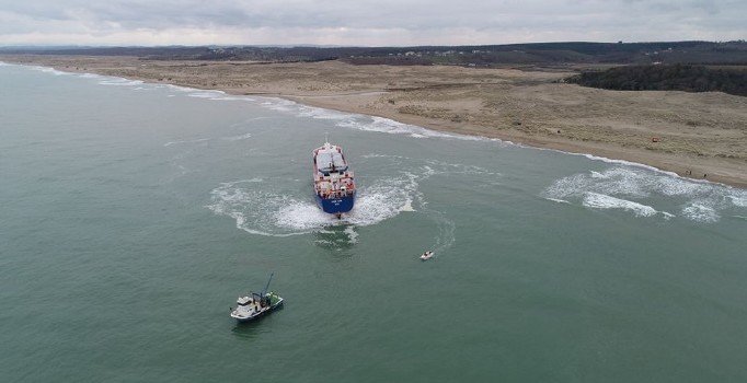 İtalya'da içinde 15 mürettebatı olan Türk gemisi karaya oturdu