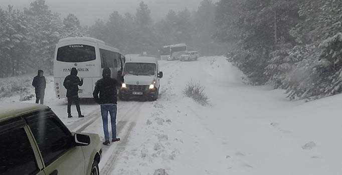 Karda mahsur kalan araçları ekipler kurtardı