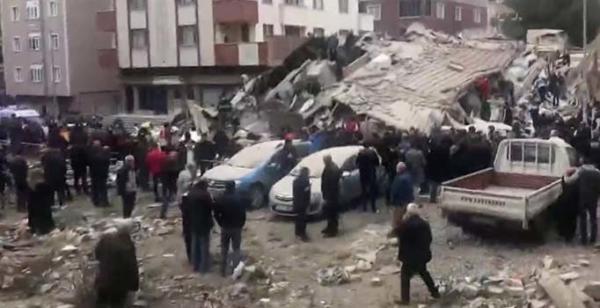 İstanbul Kartal'da bir bina çöktü