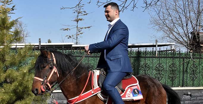 Atıyla oy isteyen muhtar adayı akıllara eşekle oy isteyen Boztaş'ı getirdi