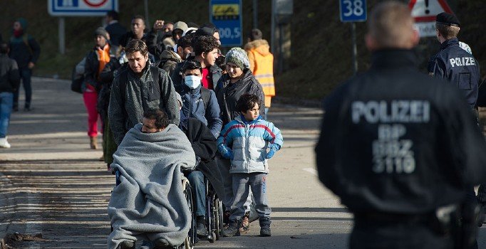 Avusturya'da mültecilere 'sokağa çıkma yasağı' geliyor