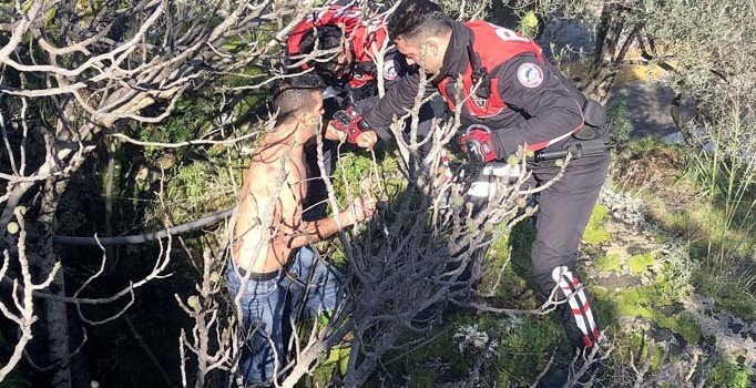 Polis ormanda yarı çıplak halde yakaladı