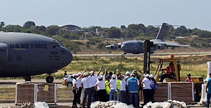 ABD'nin yardım taşıyan uçakları Venezuela sınırında