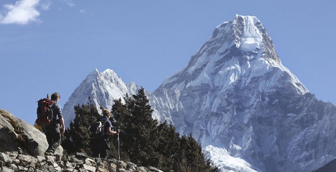 Everest'te buzlar eridi, cesetler ortaya çıktı