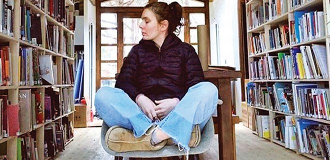 Nil Karaibrahimgil’in renkli kitaplığı
