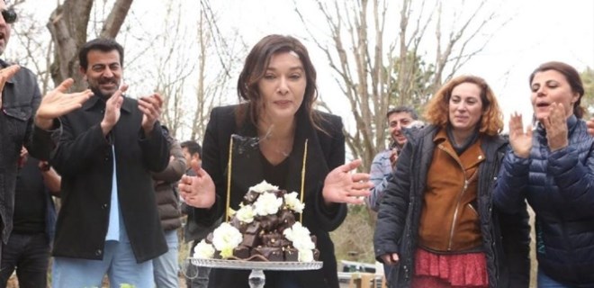 Nurgül Yeşilçay'a dizi setinde doğum günü sürprizi!