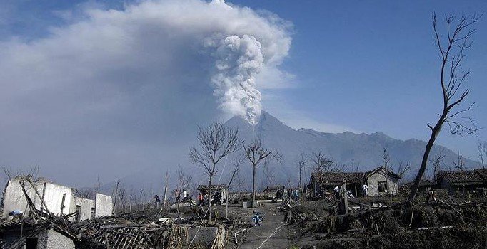 Endonezya'daki Merapi Yanardağı'da korkutan hareketlilik