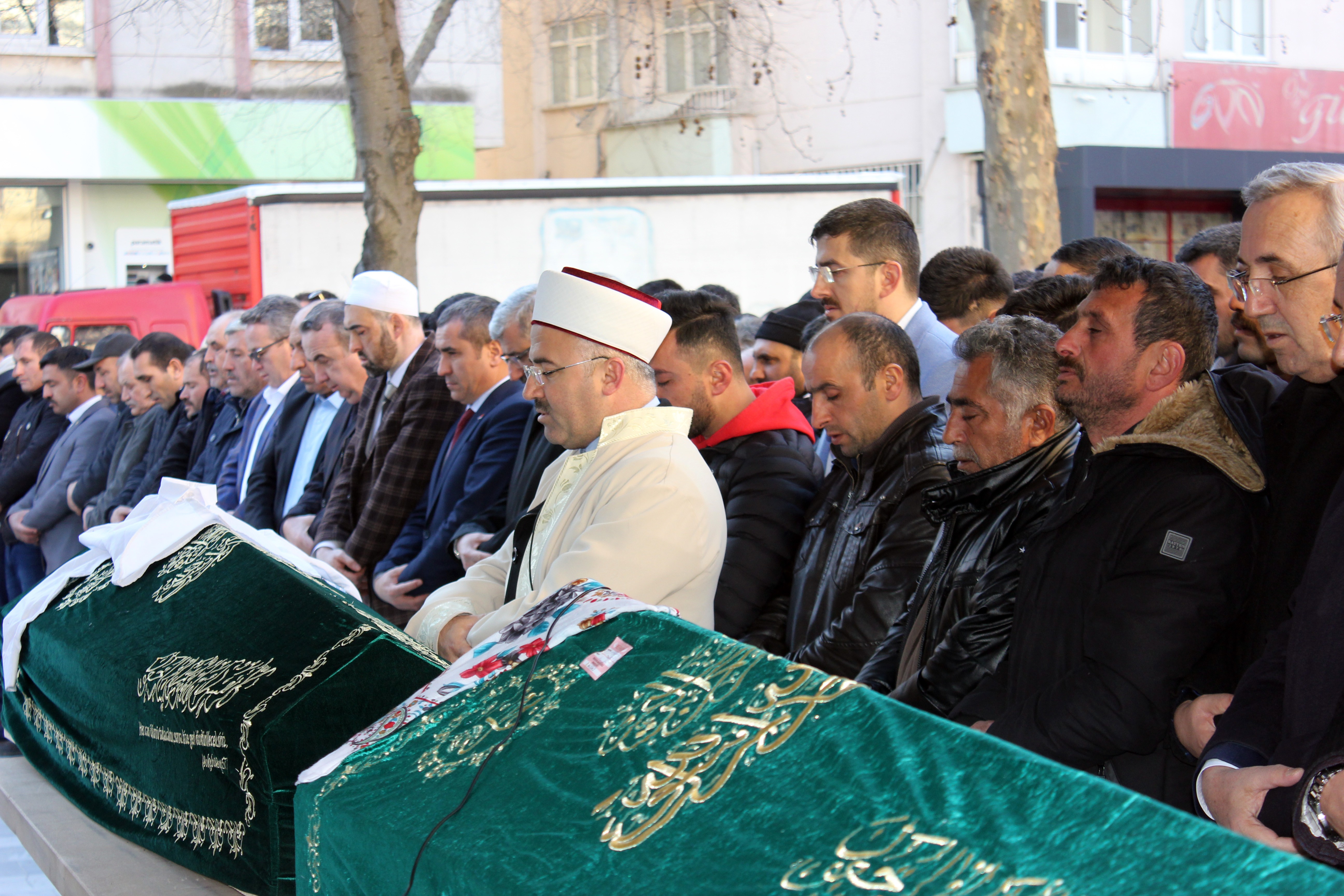 SOBADAN SIZAN GAZDAN ZEHİRLENEN ÇOCUKLAR GÖZYAŞLARIYLA UĞURLANDI