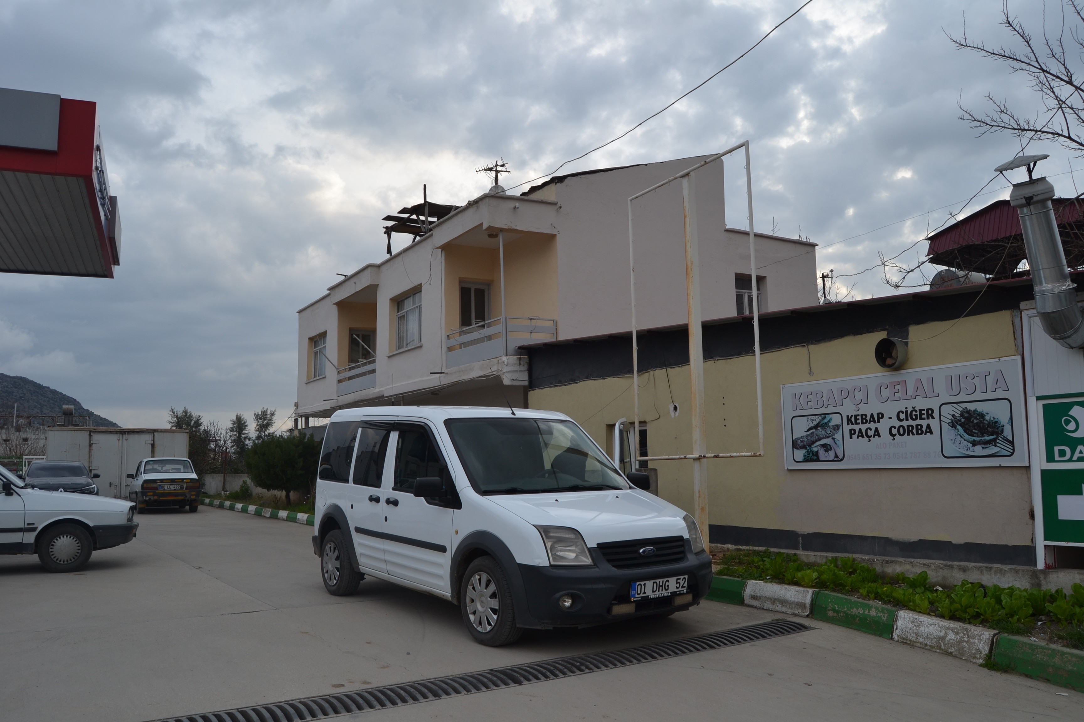 TARTIŞTIĞI EŞİNİ OĞLUNUN GÖZÜ ÖNÜNDE BIÇAKLADI