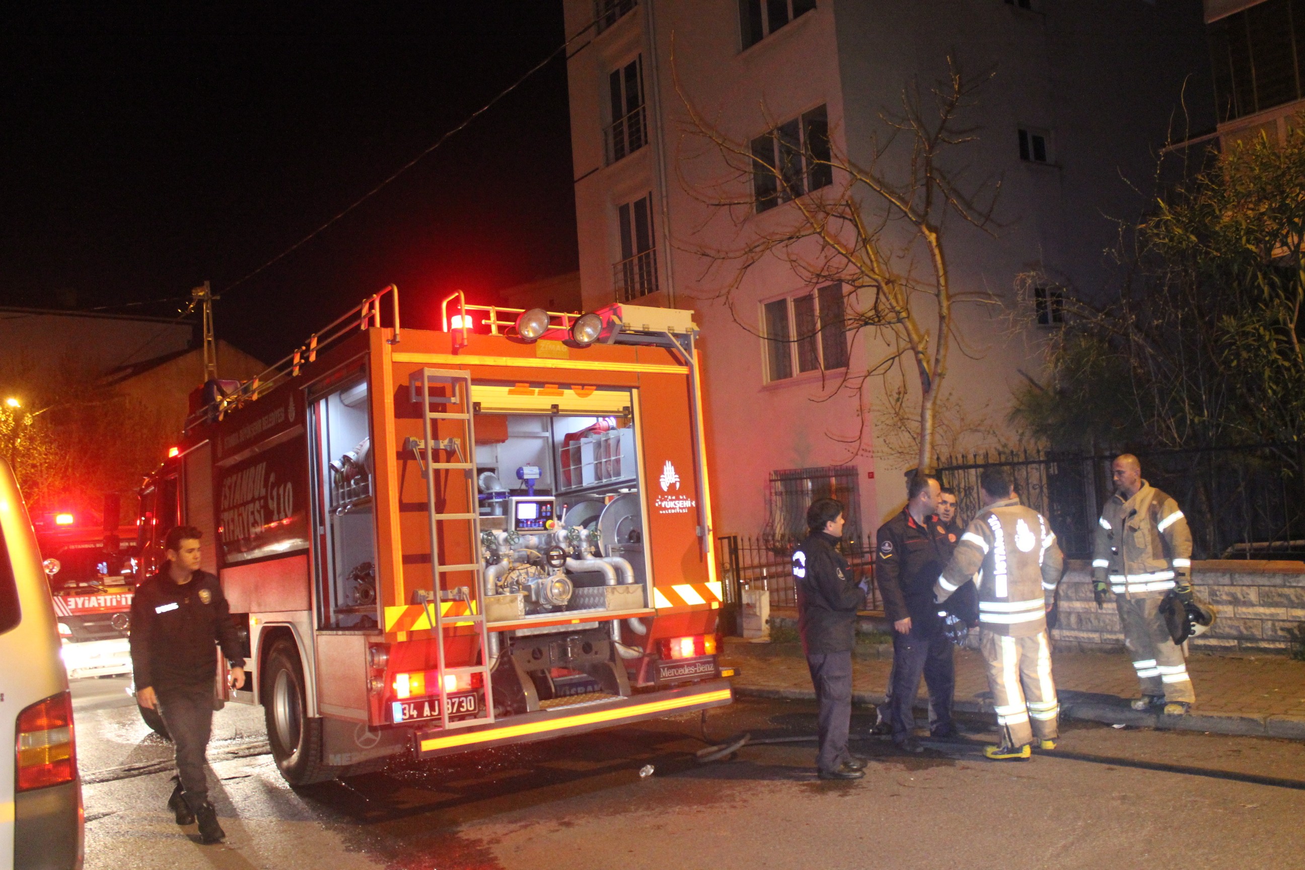 KARTAL'DA ÇATI YANGINI PANİĞE NEDEN OLDU