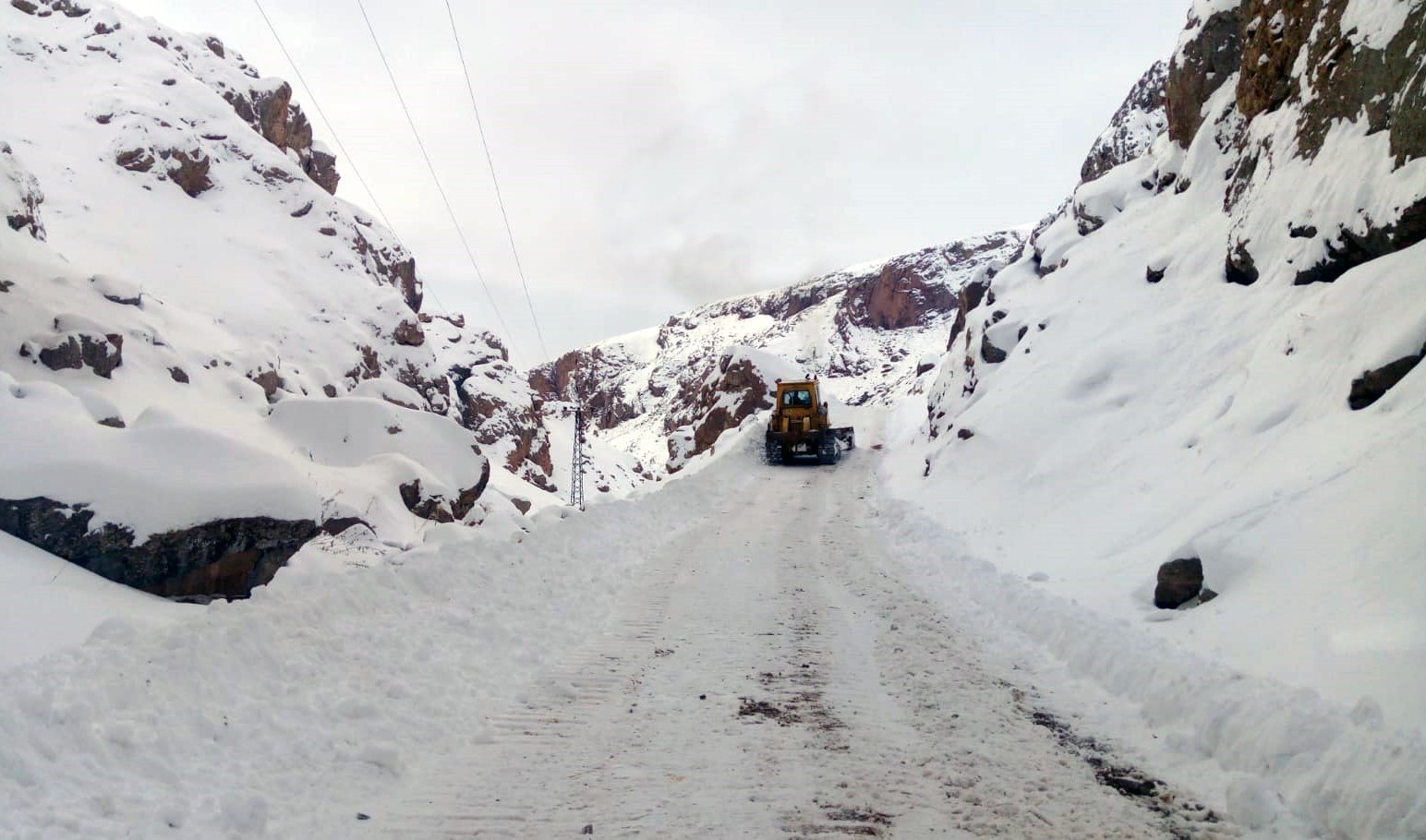 VAN'DA 32 YERLEŞİM YERİ ULAŞIMA KAPANDI