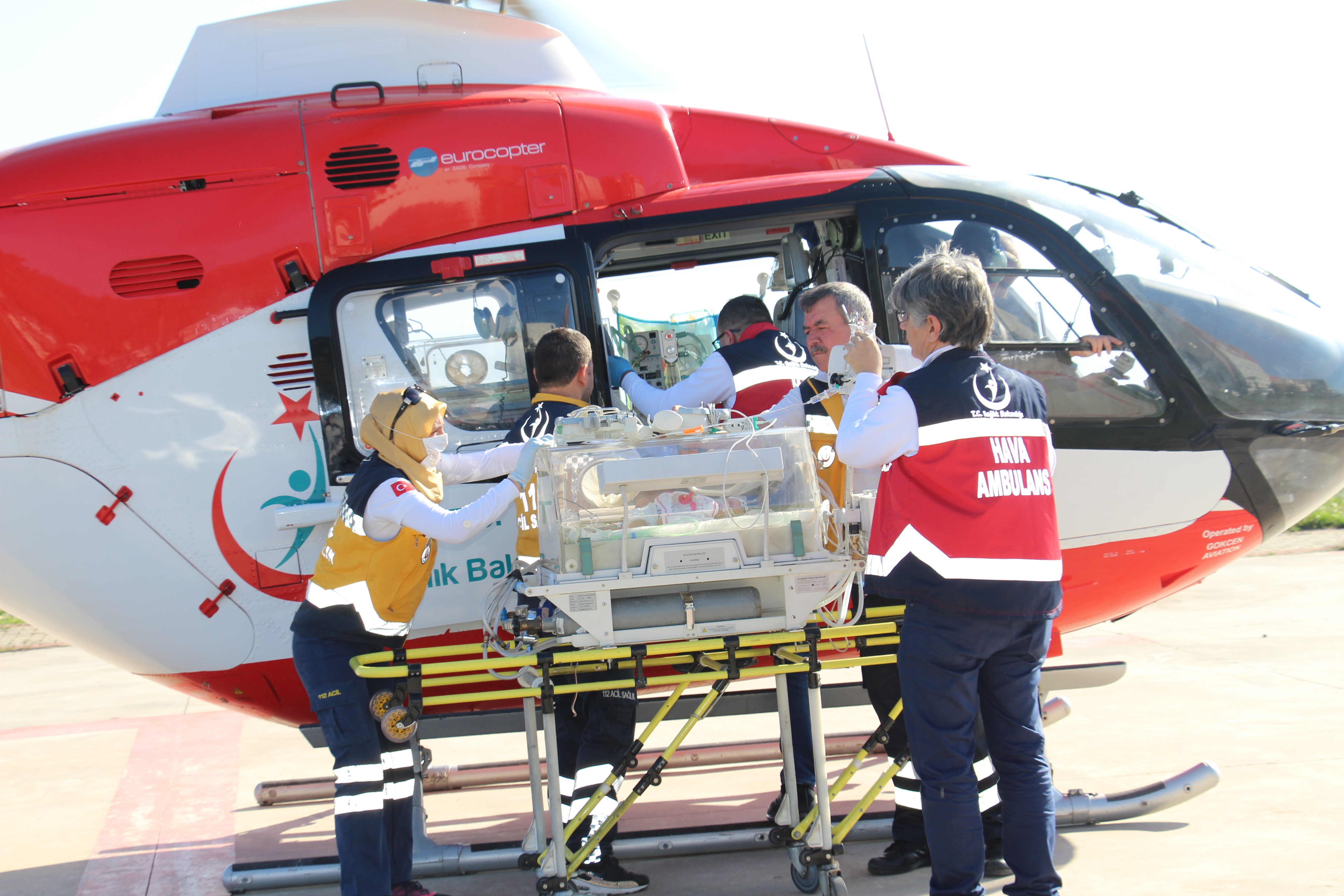 4 GÜNLÜK BEBEK AMBULANS HELİKOPTERLE AMELİYATA UĞURLANDI