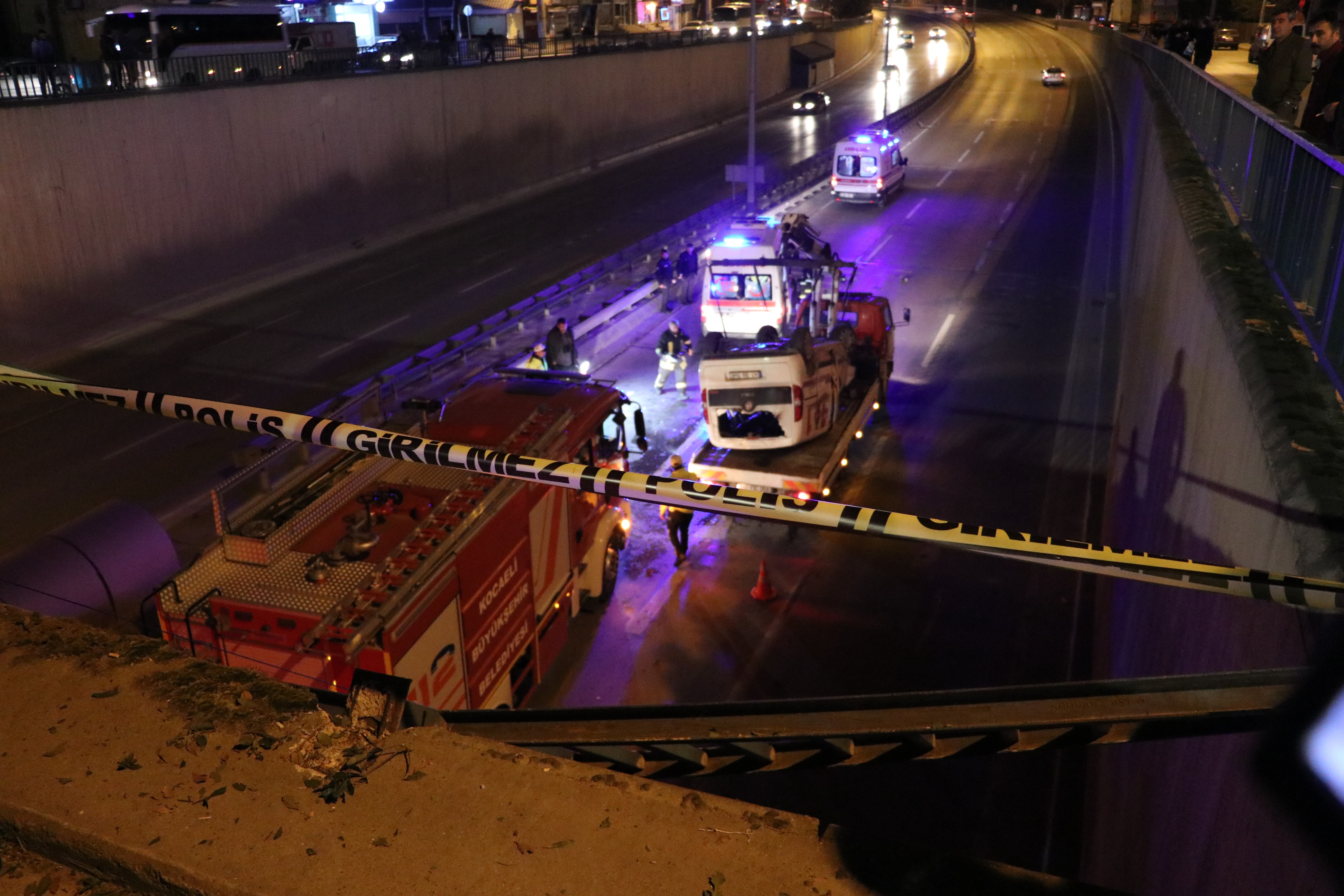 CİPE ÇARPAN HAFİF TİCARİ ARAÇ 10 METRE YÜKSEKLİKTEN TÜNELE UÇTU: 3 YARALI HATALI DÖNÜŞ YAPAN ARAÇTAN KAÇMAK İSTERKEN BARİYERLERİ KIRIP 10 METREDEN AKAN TRAFİĞİN ORTASINA DÜŞTÜ 10 METREDEN UÇAN ARACIN ALTINDA KALMAKTAN SANİYELERLE KURTULDULAR