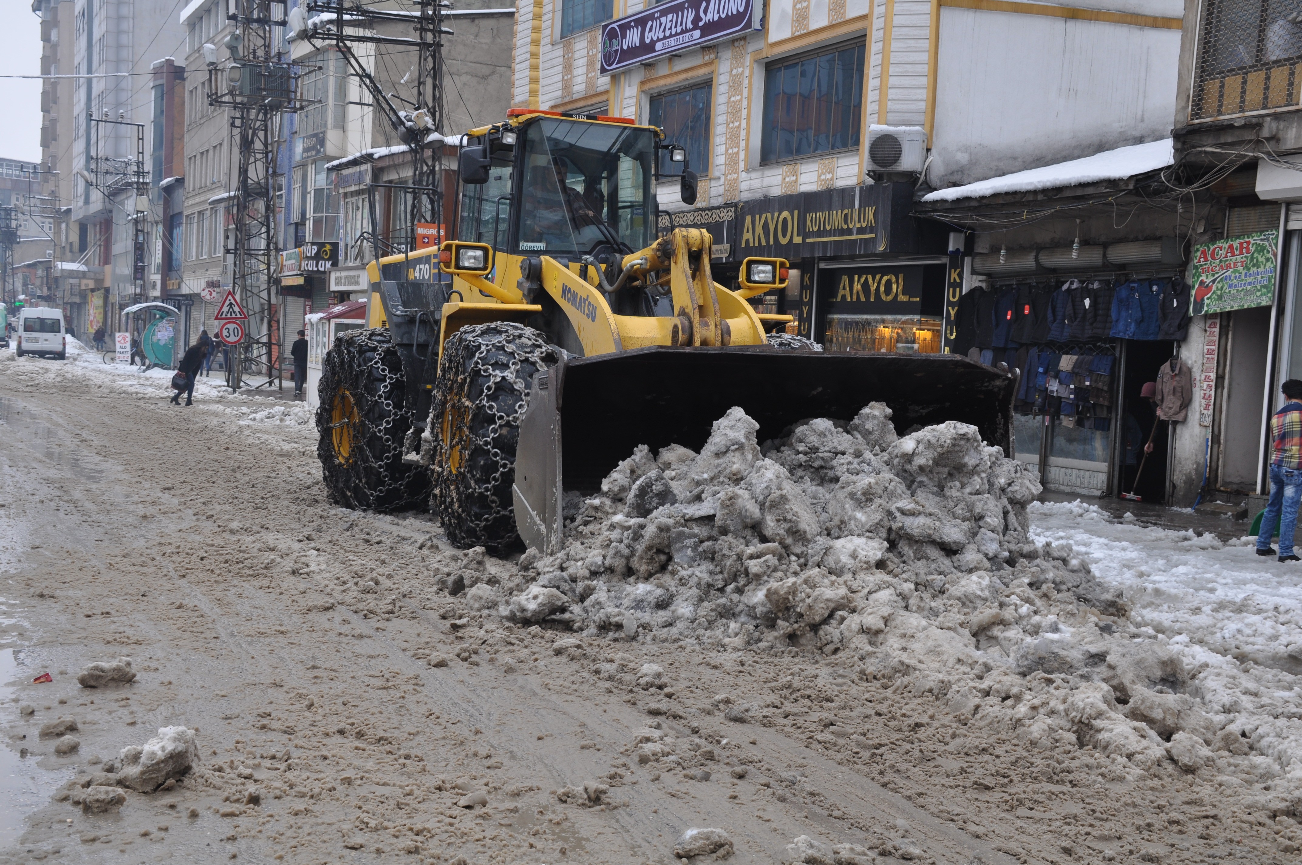 YÜKSEKOVA'DA KAR TEMİZLEME ÇALIŞMASI