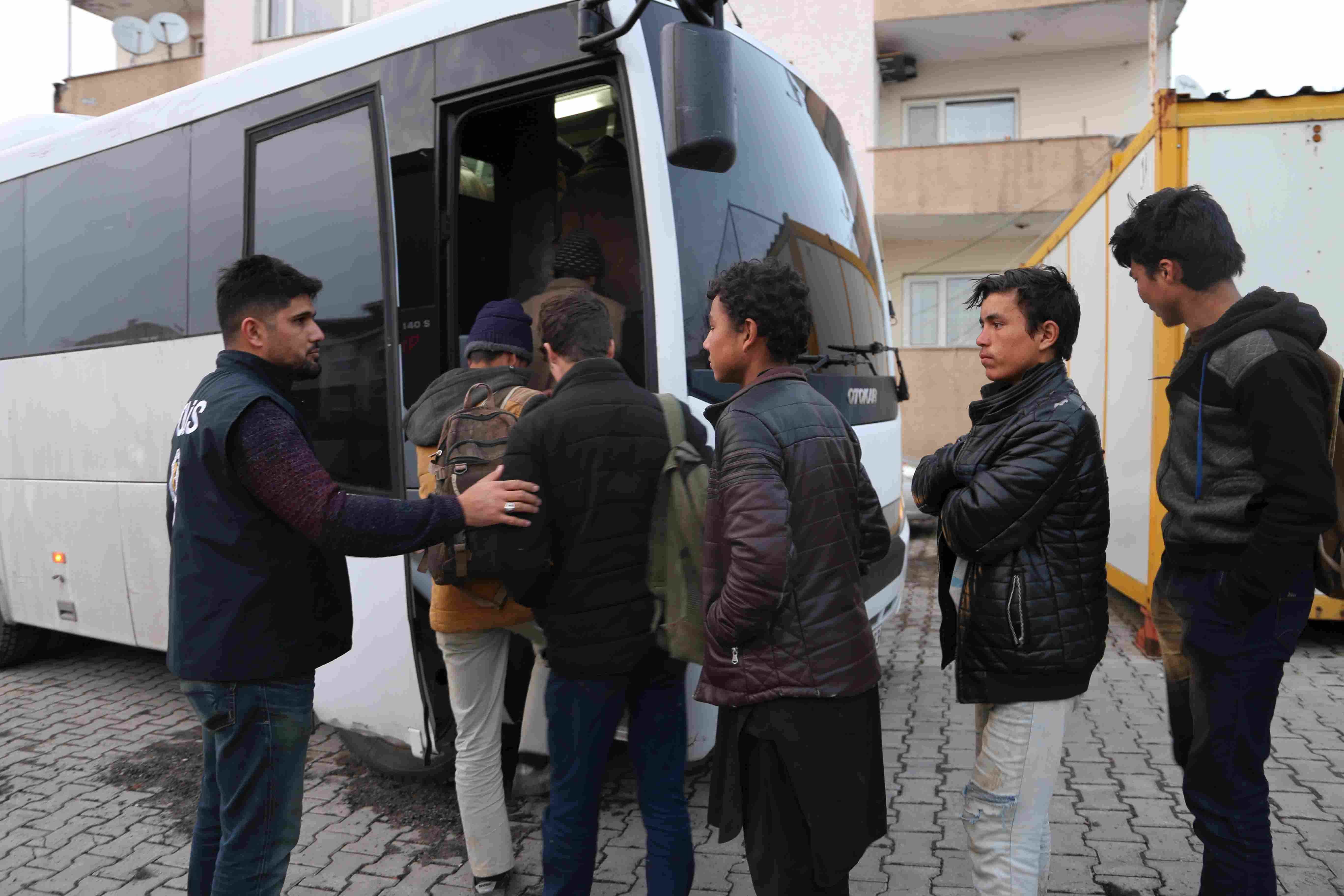 VARTO'DA KOLTUKSUZ MİNİBÜSTE YOLCULUK YAPAN 40 KAÇAK  GÖÇMEN YAKALANDI OTOBÜSE SIĞMAYAN GÖÇMENLER MİNİBÜSE SIĞDIRILMIŞ