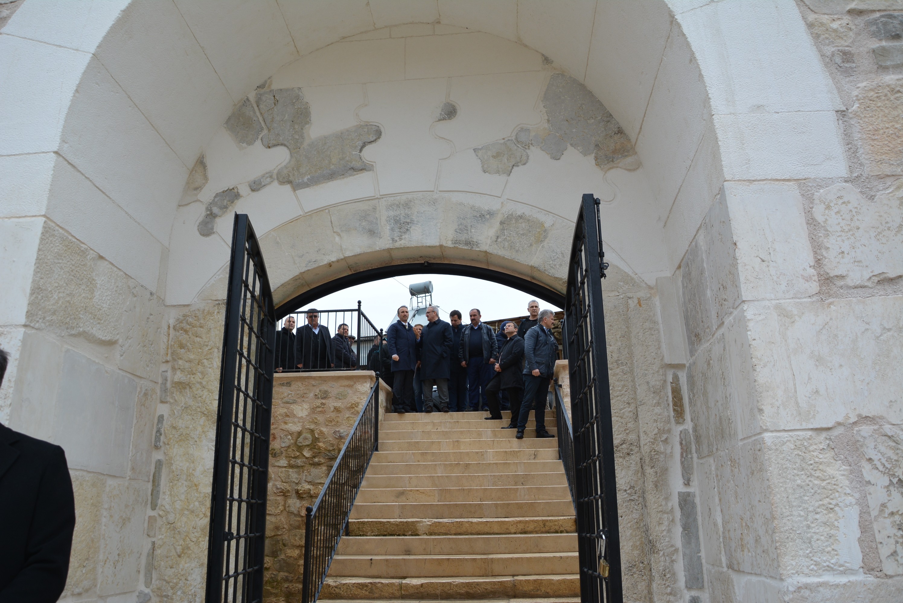 700 YILLIK ALAADDİN CAMİİ CUMA NAMAZIYLA YENİDEN İBADETE AÇILDI