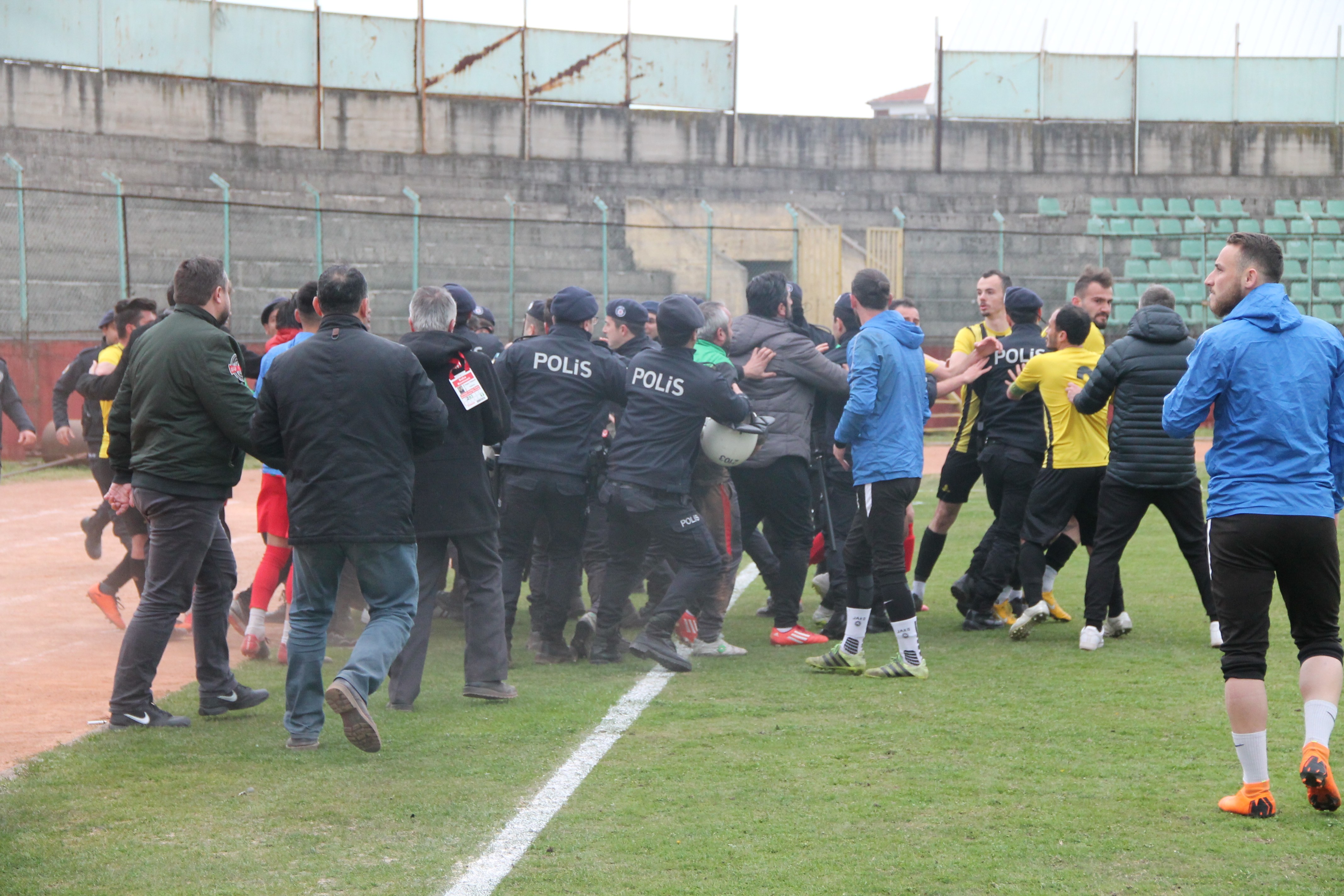 ŞAMPİYONLUK MAÇINDA 5 GÖZALTI, 7 KIRMIZI KART YALOVA'DA AMATÖR MAÇ TAMAMLANAMADI