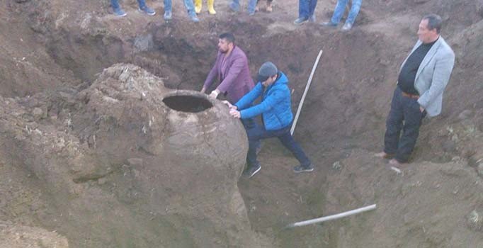 Niğde'de traktör pulluğa tarihi eser küp takıldı