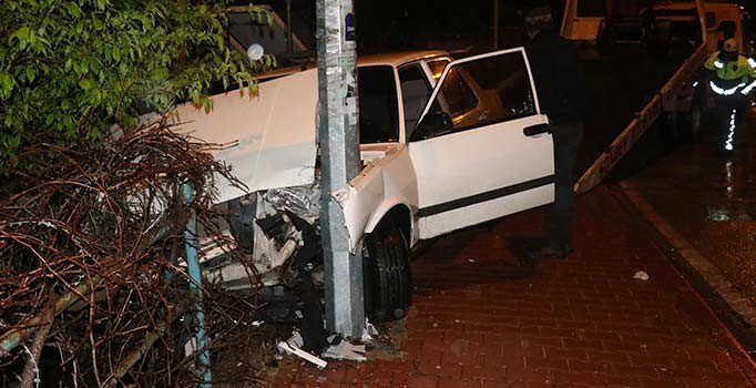 Adana'da garip olay: Kaza yaptılar, yardıma gelenlere bıçak çekip kaçtılar