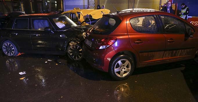 Ankara'da alkollü sürücü dehşeti: Park halindeki araçları ezdi