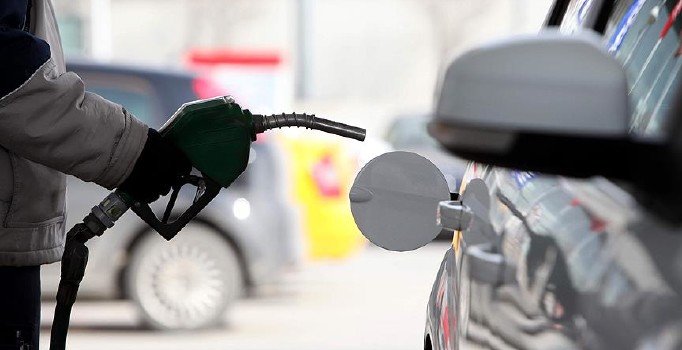 Benzine bu gece 15 kuruş zam geliyor