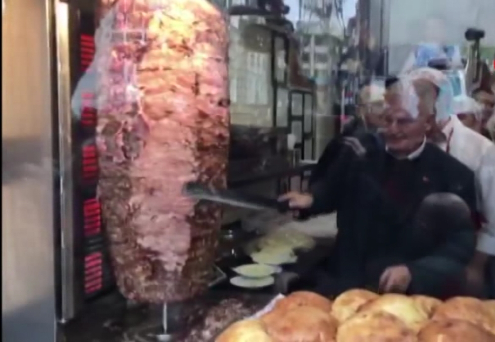 Binali Yıldırım Döner Kesti