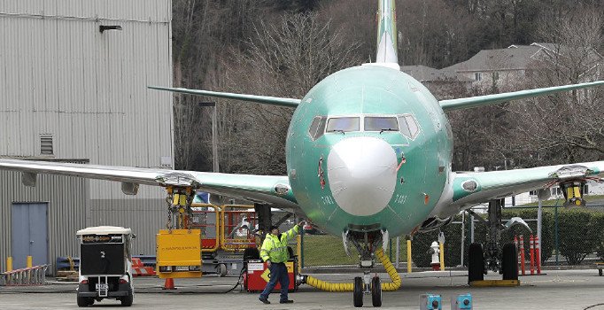 Rusya'da Boeing yolcu uçağı motor arızası nedeniyle acil iniş yaptı