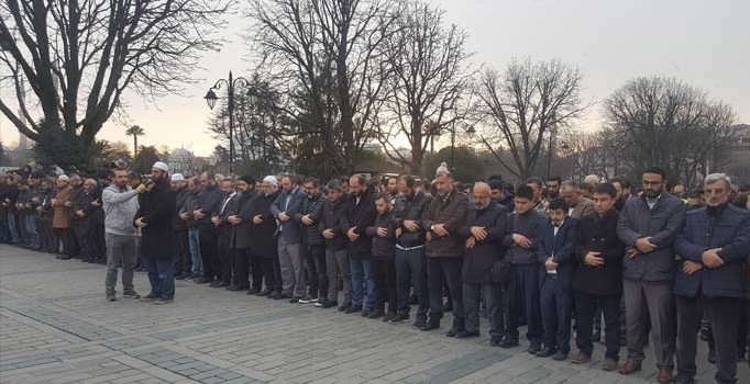 Yeni Zelanda’da ölenler için Ayasofya önünde gıyabi cenaze namazı kılındı