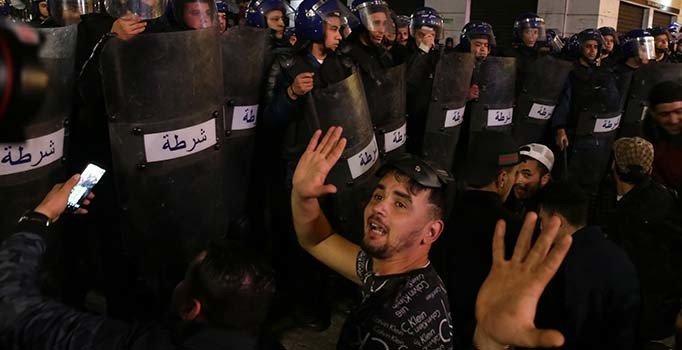 Cezayir’de seçim krizi büyüyor