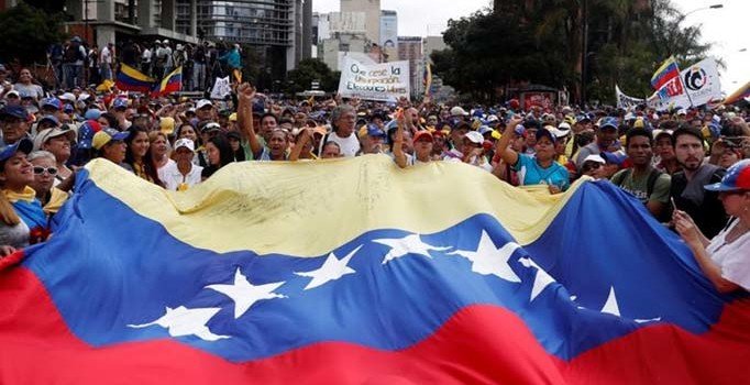 Venezuela'dan ABD'li diplomatlara 72 saat süre verdi