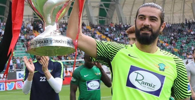 Akhisarspor'da kaleci Fatih Öztürk'e af