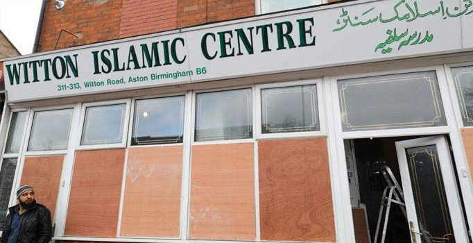 İngiltere Birmingham'da 6 farklı camiye saldırı düzenlendi