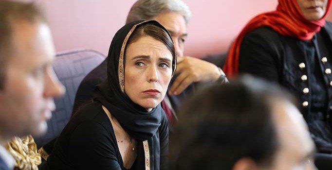 Başbakan Ardern, katliam bölgesindeki Müslümanları ziyaret etti