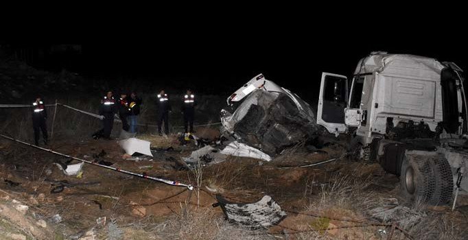 Otomobille tır kafa kafaya çarpıştı: Ölü ve yaralılar var