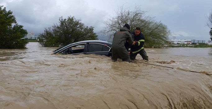 KKTC sele teslim: Evleri su bastı, araçlar sürüklendi