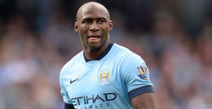 Mangala bir yıl daha Manchester City'de