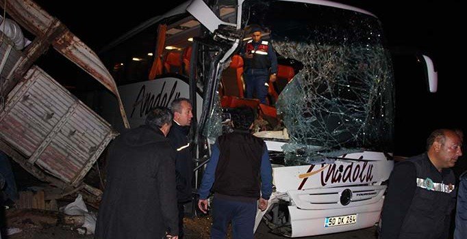 Manisa'da yolcu otobüsü tıra çarptı: 20 yaralı